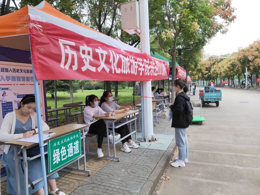 感动！18岁女孩带奶奶上大学 (http://www.hnyixiao.com/) 艺考界资讯 第11张