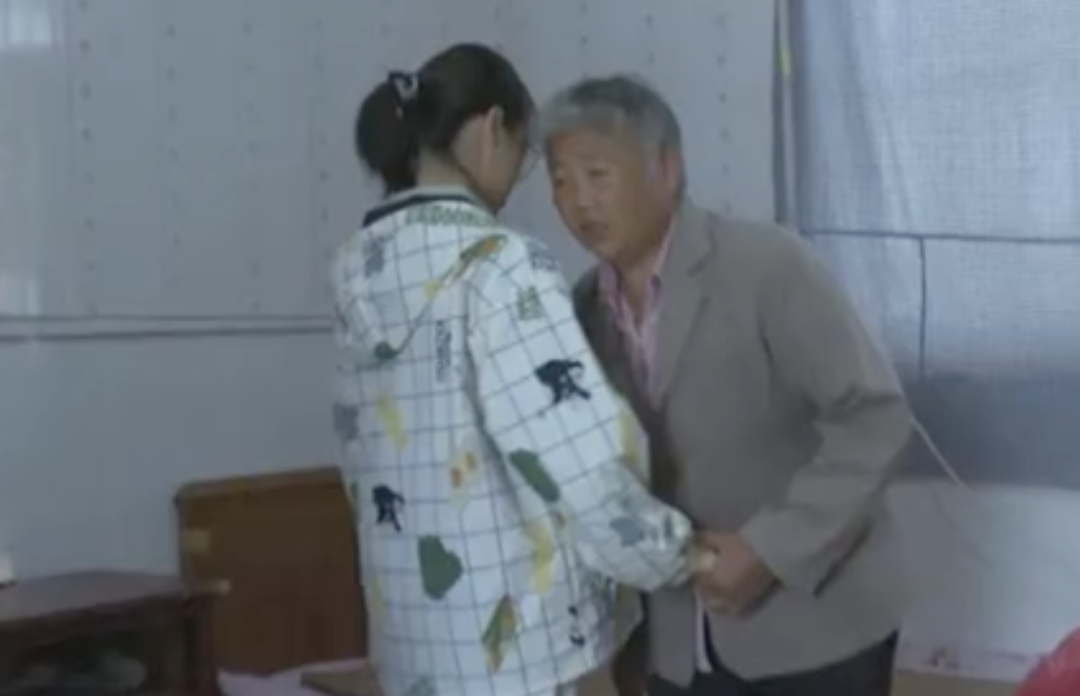 感动！18岁女孩带奶奶上大学 (http://www.hnyixiao.com/) 艺考界资讯 第1张