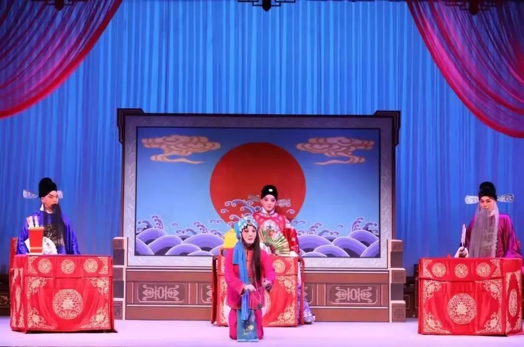 这两个物件在戏曲舞台竟能化万物 校内新闻 第13张-郑州艺术学校-河南省艺术学校-郑州音乐艺术中专-郑州工程技术学院中专部 这两个物件在戏曲舞台竟能化万物 (http://www.hnyixiao.com/) 校内新闻 第13张