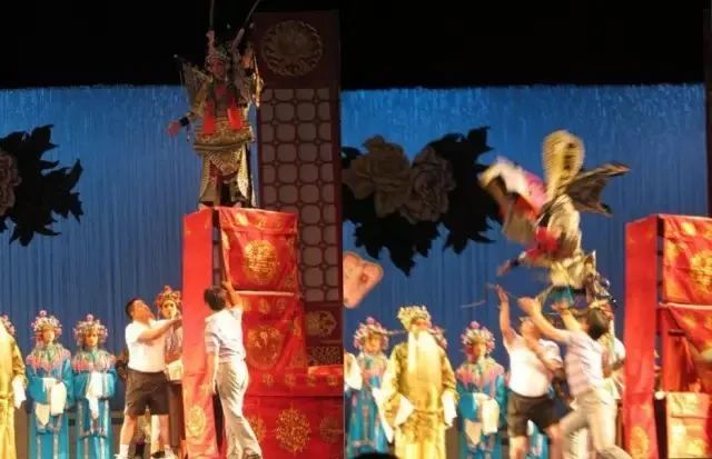 这两个物件在戏曲舞台竟能化万物 校内新闻 第18张-郑州艺术学校-河南省艺术学校-郑州音乐艺术中专-郑州工程技术学院中专部 这两个物件在戏曲舞台竟能化万物 (http://www.hnyixiao.com/) 校内新闻 第18张