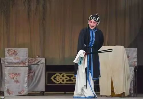 这两个物件在戏曲舞台竟能化万物 校内新闻 第20张-郑州艺术学校-河南省艺术学校-郑州音乐艺术中专-郑州工程技术学院中专部 这两个物件在戏曲舞台竟能化万物 (http://www.hnyixiao.com/) 校内新闻 第20张