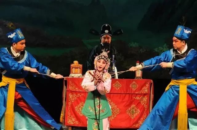 这两个物件在戏曲舞台竟能化万物 校内新闻 第4张-郑州艺术学校-河南省艺术学校-郑州音乐艺术中专-郑州工程技术学院中专部 这两个物件在戏曲舞台竟能化万物 (http://www.hnyixiao.com/) 校内新闻 第4张