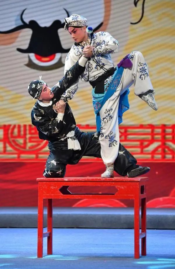 这两个物件在戏曲舞台竟能化万物 校内新闻 第22张-郑州艺术学校-河南省艺术学校-郑州音乐艺术中专-郑州工程技术学院中专部 这两个物件在戏曲舞台竟能化万物 (http://www.hnyixiao.com/) 校内新闻 第22张