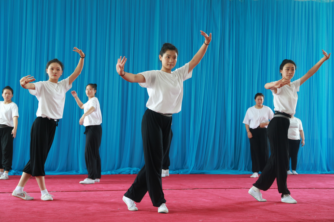 2022-2023学年第二学期期末考试圆满结束 (http://www.hnyixiao.com/) 校内新闻 第20张
