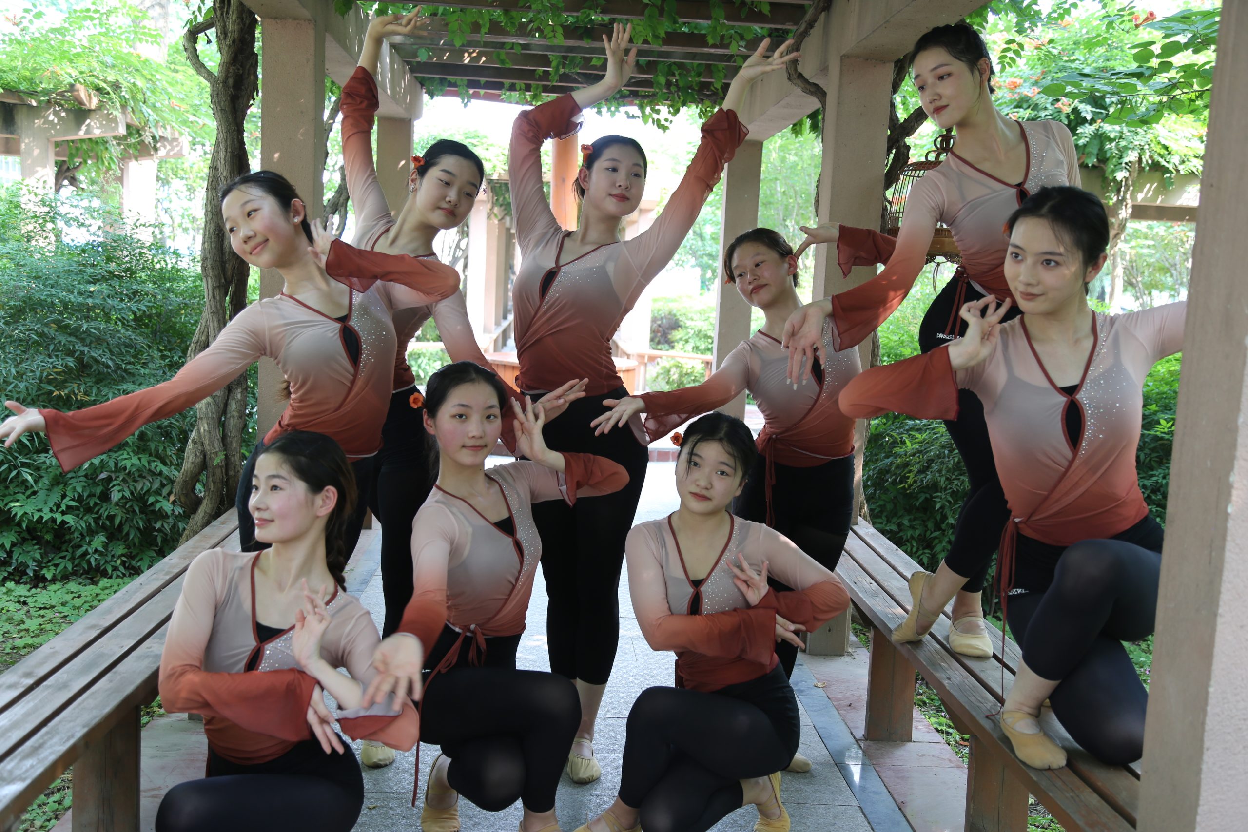 舞蹈表演专业的同学们在校园拍照留念 (http://www.hnyixiao.com/) 校内新闻 第6张